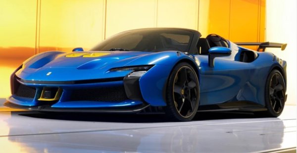 Новата гама SF90 XX на Ferrari включва първите шосейни суперколи в програмата XX. Предлага се в две версии: Stradale и Spider. Основната разлика е, че Spider е кабриолет, предлагащ на водача и пътника изживяване на открито. Има прибиращ се твърд покрив, който може да се отваря и затваря за 14 секунди при скорости до 45 км/ч . SF90 XX Spider използва задвижването на базовия SF90 &mdash; 4,0-литров V8 с двойно турбокомпресор и три електрически мотора &mdash; за да произведе 1016 к.с. Задвижването се съчетава с осемстепенна автоматична скоростна кутия с двоен съединител и логиката за смяна на скоростите от Ferrari Daytona SP3. 

Хибридното задвижване помага на SF90 XX Spider да се превърне в един от най-мощните роудстъри, правени някога , позволявайки му да ускорява  до стотакас за 2,3 секунди и да достига максимална скорост от 320 км в час. За да го направи по-добър от SF90 Spider, Ferrari преработи двигателното отделение и термичните и електрически компоненти, позволявайки на SF90 XX Spider да се справи с по-високата мощност.